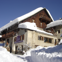 bâtiment sous la neige